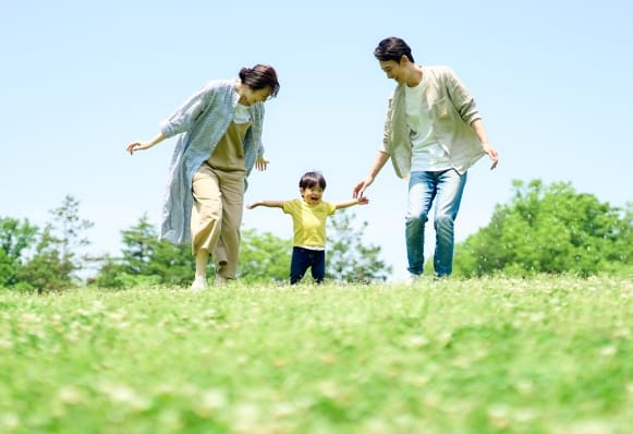 家族が手を繋いでいる様子